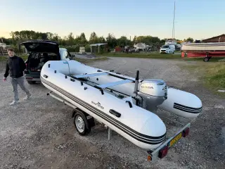 Lækker stor gummibåd med 20 HK motor og trailer