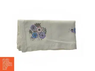 HåndBroderet lysedug (str. 65x63 cm)