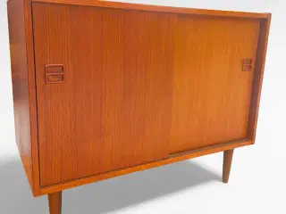 Elegant teak skænk med skydelåger – Dansk Design f