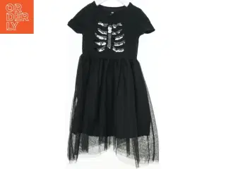 Sort kjole med skeletdesign fra H&M (str. 110)