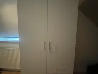 Garderobe skab - pæn og velholdt.