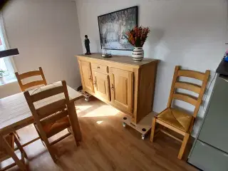 Skænk af massivt egetræ.