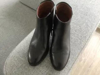 Yvonne Koné støvler