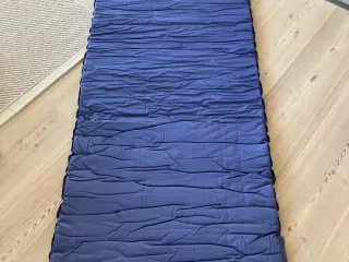 Selvoppustelig liggeunderlag, isolerer mod kulde