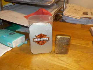 Zippo lejder med Harley Davidson motiv sæiges