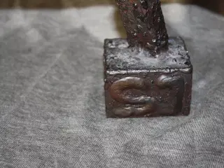 Skulptur / lysestage i metal  Sign. SJ 