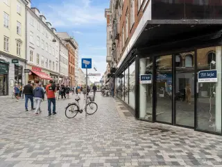 Hjørnebutik med super beliggenhed. store facadevinduer og god eksponering mod Kultorvet.