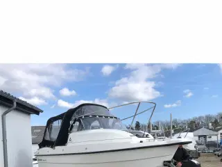 Motorbåd med bådtrailer
