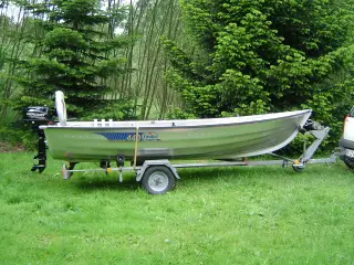 linder jolle med motor og trailer.