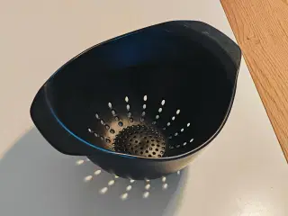 Sort dørslag i plast.