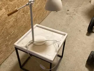 Sengebord med lamper