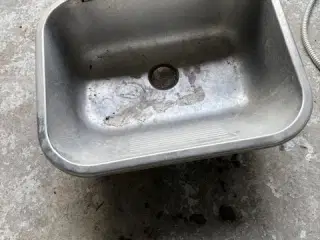 Udslagsvask med blandingsbatteri sælges