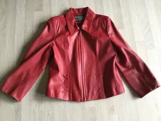 Kort rød jakke