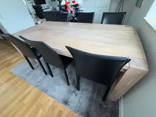 Lyst plankebord sælges billigt.  Bordet er i hvid 