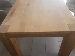 Spisebord i egetræ 