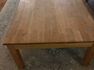 Massiv egetræs sofabord med skuffe.