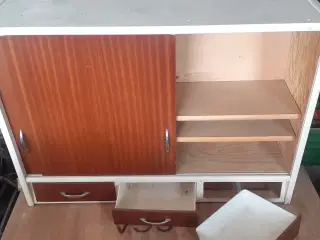 Gammelt køkkenskab 