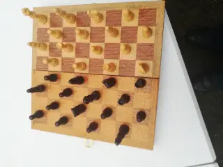 skakspil /brætspil med brikker i træ 