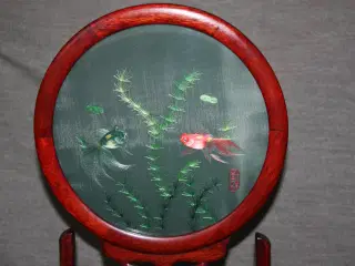 Kinesisk transparent silkebroderi med sign./tekst 
