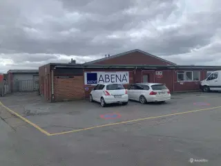 Velbeliggende lager med ramper udlejes!
