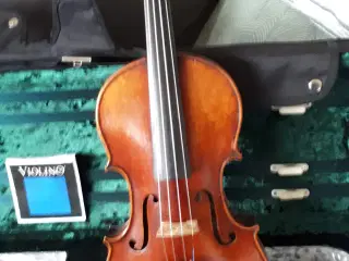 Velklingende, velholdt gammel tysk violin