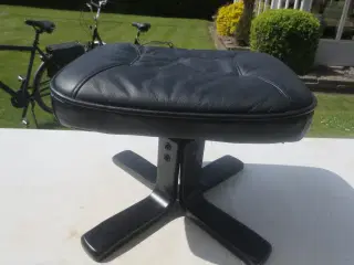 1 stk Fodskammel med sort læder 