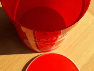 Rød kagebøtte 