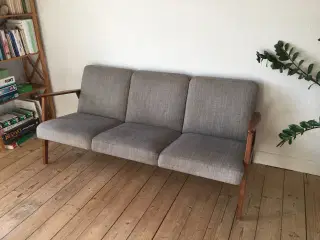 Retro sofa i teak og lyst gråt stof