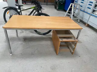 Skrivebord bortgives