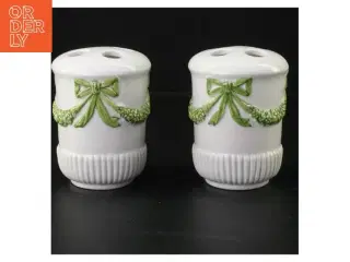 2stk Beringgård porcelænsvaser med grønne bånd. (str. 11 x 8 cm)
