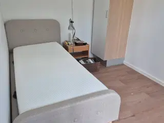 Sengeramme med næsten ny madras