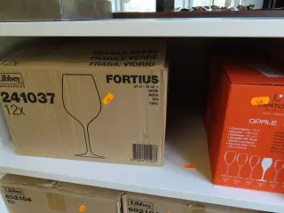 Blandede kasser med glas. Vin, champagne og vandglas