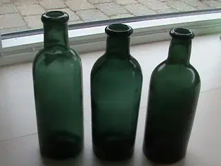 Tre antikke glas flasker, grønne