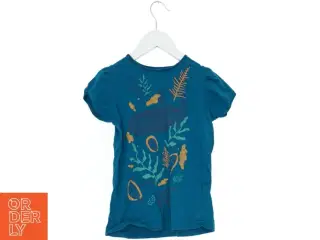 Blå t-shirt med havmotiv (str. 104)