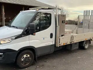 Iveco 35C18 3,0D med Alu-knæklad og læsserampe.