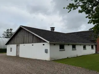 Stald / Lager lokale / Værksted - udlejes i Vostru