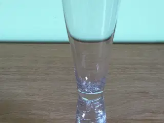 Slank vase i glas