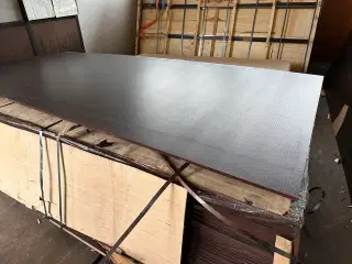 1 stk trailer/støbeplader, ru-blank. Mål 1220X2440X15 mm. Ubrugt