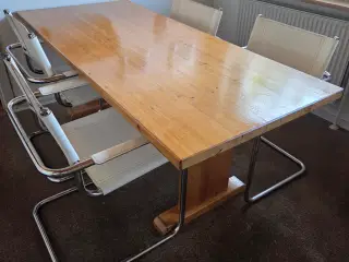 Køkken bord i fyrtræ , med 5 stole 