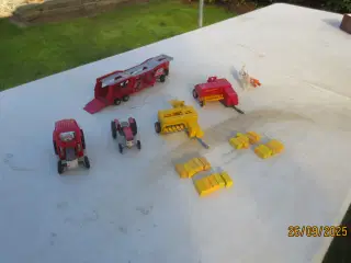 Modeltraktorer Massey Ferguson plus Maskiner