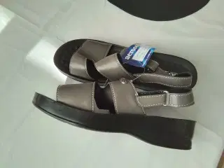 Sandaler aerosole str 41 men svarer til 40