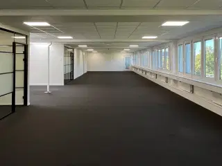 Stor lager m. vareelevator og istandsat kontor med klimaanlæg