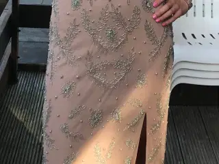 Lang kjole med udsmykning