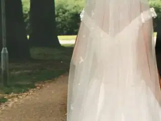Brudekjole i råhvid, enkel stil