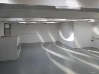 Lager med tilhørende kontor/administration/showroom
