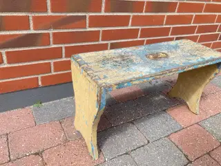 Meget gammel bred taburet sælges !!