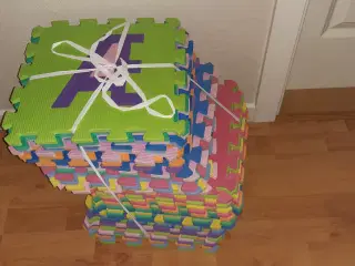 Aktivitetstæppe 38 brikker / A-Å og 0-9