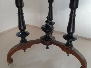 Rundt antikt bord 