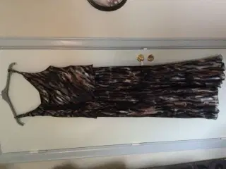 Meget flot lang kjole   300kr