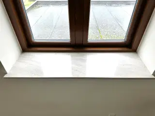 Vindues karne/bundstykker i stenmateriale 